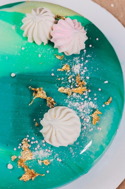 Zdjęcie nowoczesne ciasto francuskie z musem w zielonej lustrzanej polewie obraz do menu lub katalogu wyrobów cukierniczych