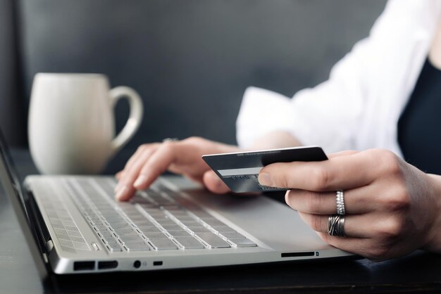 Zdjęcie nowoczesne doświadczenie zakupowe kobieca dłoń z kartą kredytową i laptopem łatwe zakupy online wo