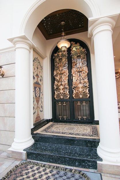 Nowoczesne i luksusowe wejście do domu Zdjęcie Premium