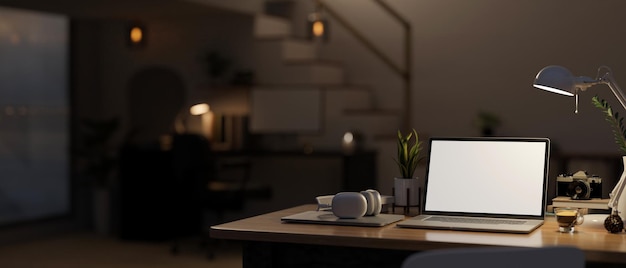 Nowoczesne miejsce do pracy w domu w nocy z makietą laptopa na stole