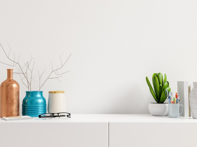 Nowoczesne miejsce pracy z kreatywnym biurkiem z roślinami ma białą ścianę.