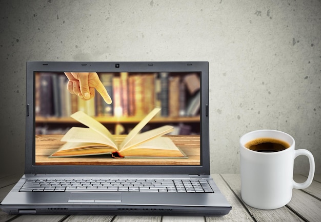 Zdjęcie nowoczesne miejsce pracy z laptopem i filiżanką kawy