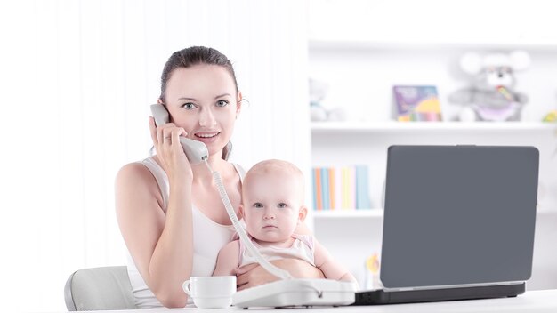 nowoczesne młoda matka rozmawia przez telefon. pojęcie freelancera