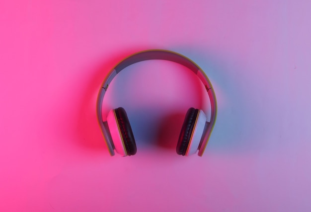 Nowoczesne słuchawki bezprzewodowe stereo z neonowo różowym i niebieskim światłem