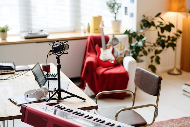 Nowoczesne studio nagrań z syntezatorem i mikrofonem na stole