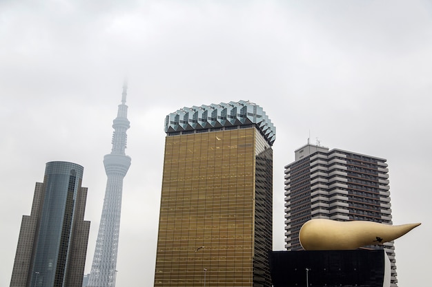 Zdjęcie nowoczesne wieżowce w tokio, japonia