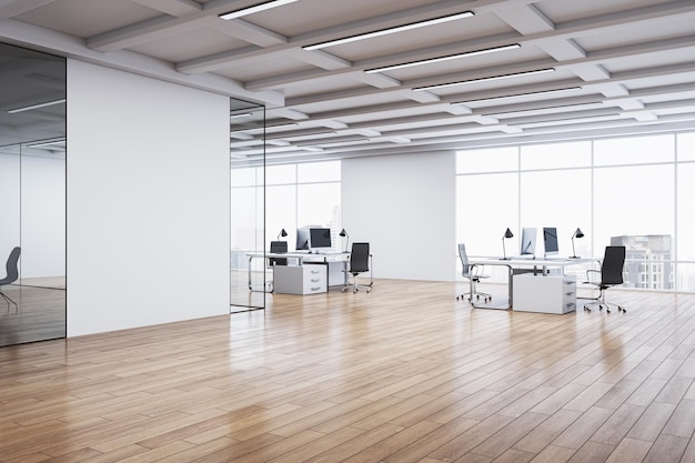 Nowoczesne wnętrze biura coworkingowe z pustym makietą ściany, drewnianą podłogą, meblami, sprzętem i panoramicznym oknem z widokiem na miasto i światłem dziennym 3D Rendering