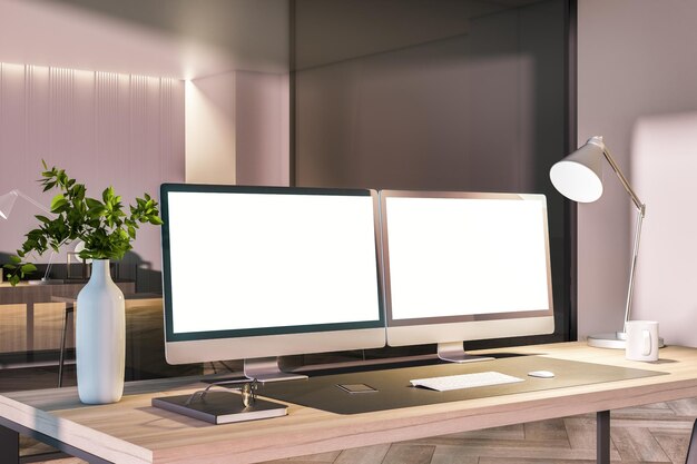 Nowoczesne wnętrze biurowe z pustymi białymi monitorami komputerowymi i innymi przedmiotami makiety renderowania 3D