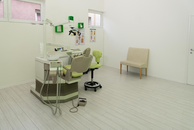 Nowoczesne wnętrze gabinetu stomatologicznego z krzesłem i narzędziami