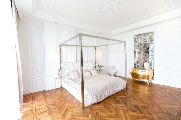 Nowoczesne wnętrze luksusowej dużej jasnej sypialni.