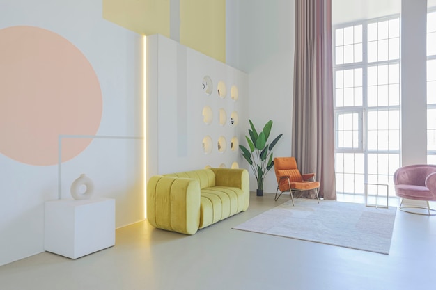 Nowoczesne wnętrze pokoju na otwartym planie w futurystycznym stylu w pastelowych kolorach z graficzną dekoracją ścienną. bardzo wysokie sufity i ogromne okno. miękkie stylowe meble ze złotymi metalicznymi elementami