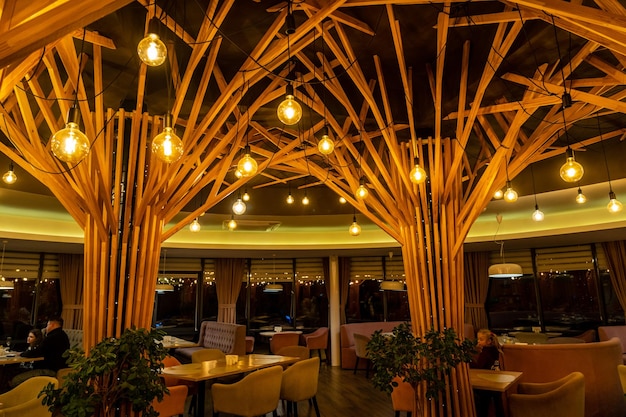 Nowoczesne wnętrze restauracji wieczorem Przytulne i wygodne miejsce do spożywania posiłków