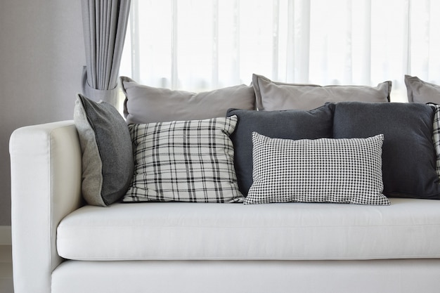 Nowoczesne wnętrze salonu z czarno-białe wzory sprawdzone poduszki na kanapie