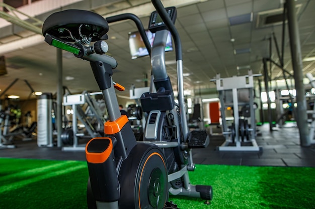 Nowoczesne wnętrze siłowni z wyposażeniem Klub fitness z gamą rowerów treningowych