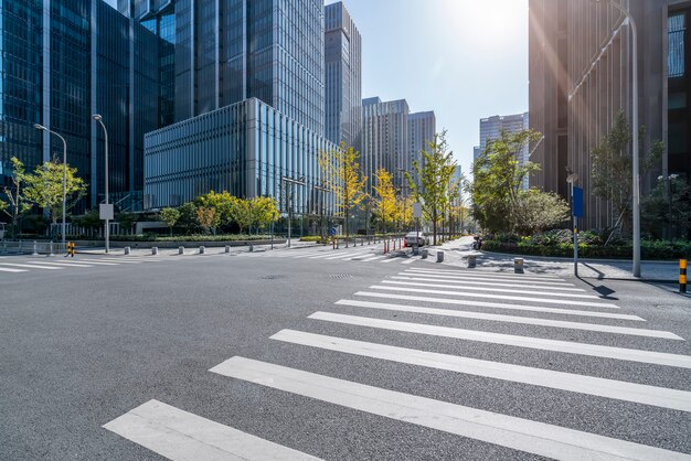 Nowoczesny budynek biurowy i ulica miasta w dzielnicy biznesowej Ningbo