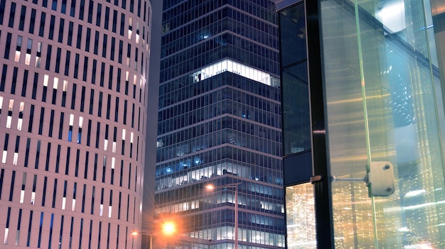 Nowoczesny budynek biurowy w mieście nocą Widok na oświetlone biura budynku korporacyjnego