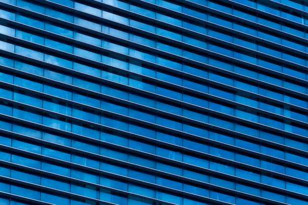 Nowoczesny budynek biurowy z niebieskim szklanym oknem