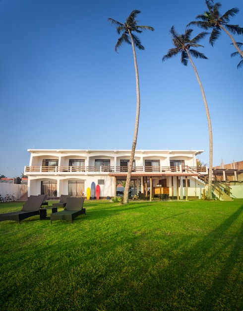 Nowoczesny budynek hotelowy w stylu śródziemnomorskim otoczony wspaniałą tropikalną przyrodą. Wioska Kogalla na południowym wybrzeżu Sri Lanki jest znanym miejscem do surfowania.
