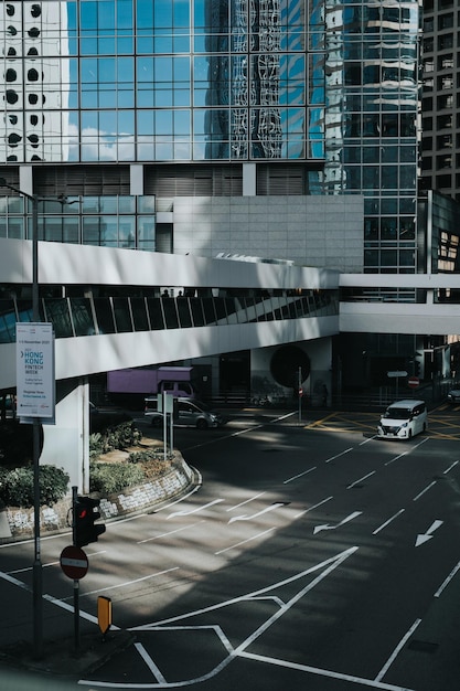 Zdjęcie nowoczesny budynek przy drodze w mieście