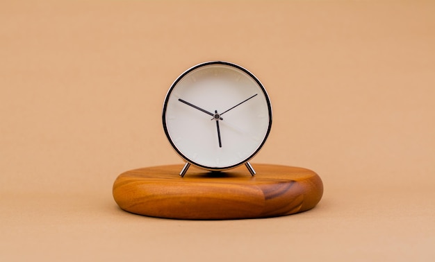 Nowoczesny budzik umieszczony na drewnianym planie Powiadomienia zegara czasu alarmują czas i koncepcję pracy