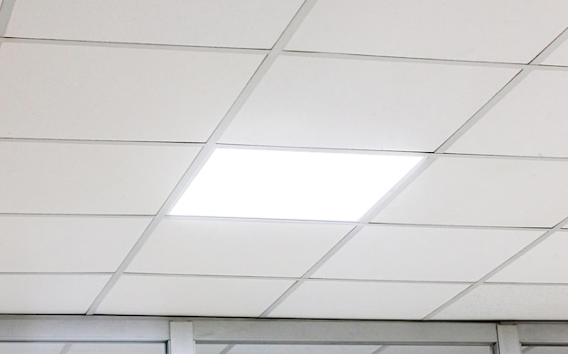 Nowoczesny design białego sufitu biurowego z oświetleniem led
