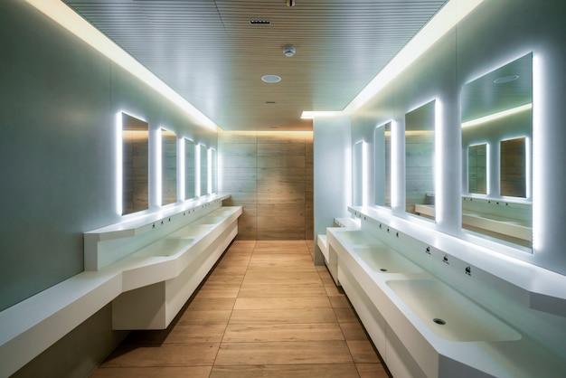 Zdjęcie nowoczesny design publicznej toalety i toalety.