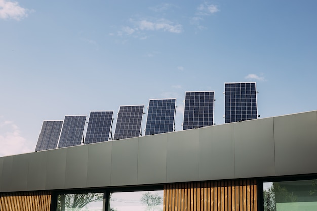 Nowoczesny dom z ogniwami fotowoltaicznymi na dachu do alternatywnej produkcji energii