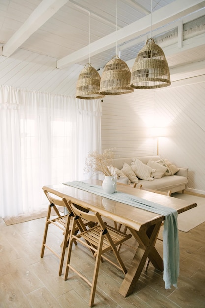 Nowoczesny drewniany dom Bogate wnętrze w stylu skandynawskim z drewnianym stołem w salonie