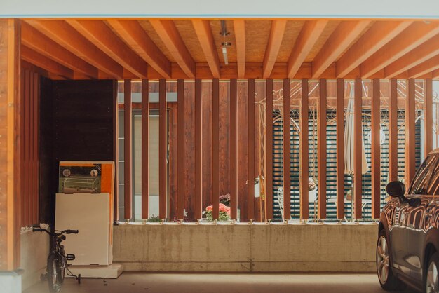 Nowoczesny drewniany garaż z ładowarką elektryczną