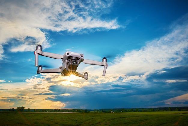 Nowoczesny dron z kamerą na niebie latający