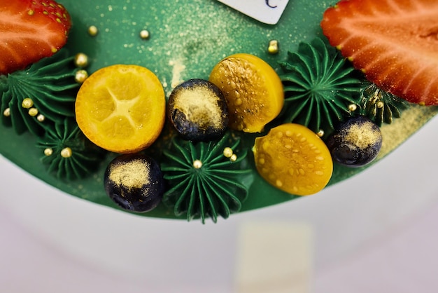 Nowoczesny Francuski Tort Musowy Z Zieloną Lustrzaną Glazurą Obrazek Do Menu Lub Katalogu Słodyczy