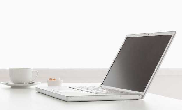 Zdjęcie nowoczesny i stylowy laptop na stole