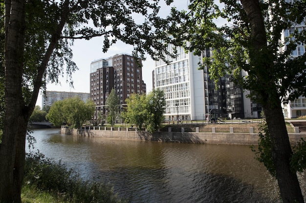 Zdjęcie nowoczesny kompleks mieszkalny na brzegu rzeki