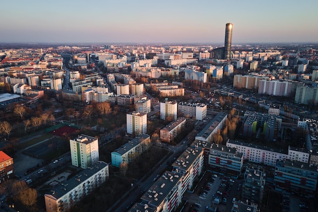 Nowoczesny kompleks mieszkaniowy we wrocławiu polska widok z lotu ptaka na dzielnicę z nowoczesnym budynkiem mieszkalnym