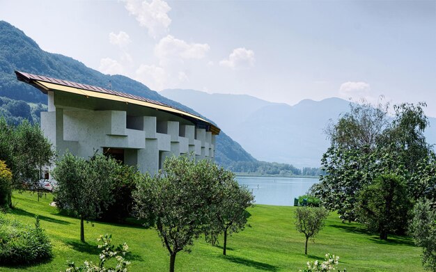 Nowoczesny luksusowy hotel lub architektura budynku willi i krajobraz w dzień. Jezioro Caldaro w Południowym Tyrolu we Włoszech. Widok stylu życia. Włoski kurort z tłem na lato. Miejski styl. Różne środki przekazu.