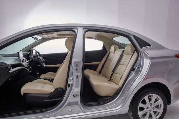 Nowoczesny luksusowy samochód wewnątrz wnętrza lub skórzane pokrycie siedzeń