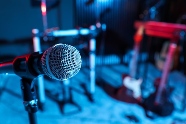 Nowoczesny mikrofon w studiu nagraniowym w stonowanych kolorach Praktyka zespołu muzycznego