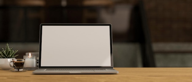 Nowoczesny obszar roboczy z makietą laptopa na drewnianym blacie nad niewyraźnym ciemnym tłem