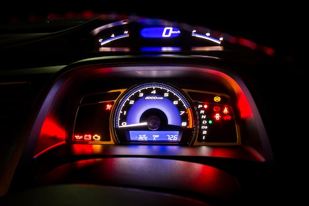 Nowoczesny panel deski rozdzielczej samochodu i cyfrowy miernik prędkości w porze nocnej