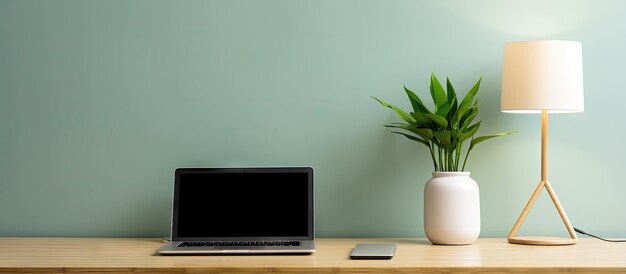 Nowoczesny pokój z biurkiem z bambusowym wazonem na laptopa