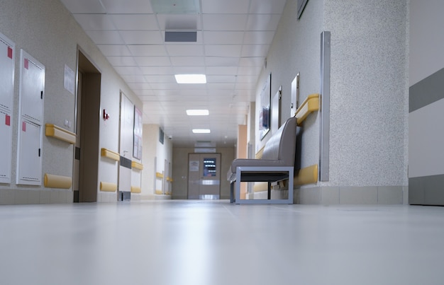 Nowoczesny przestronny korytarz szpitalny z wygodnymi kanapami dla pacjentów
