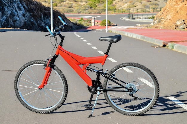 Nowoczesny rower górski MTB z pełnym zawieszeniem w kolorze czerwonym