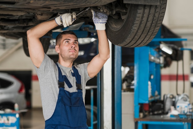 Zdjęcie nowoczesny skład mechanik samochodowy