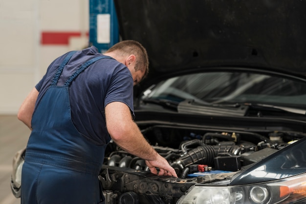 Zdjęcie nowoczesny skład mechanik samochodowy