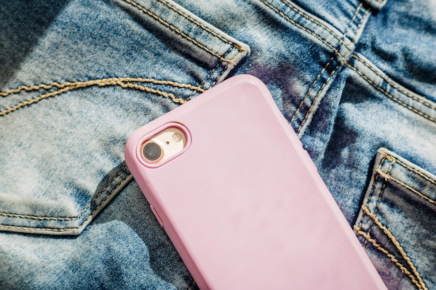 Zdjęcie nowoczesny smartfon w kieszeni dżinsów zbliżenie telefon komórkowy w kieszeni dżinsów