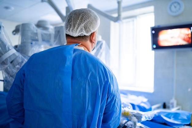 Nowoczesny sprzęt na sali operacyjnej Chirurg zespołowy przy pracy na sali operacyjnej