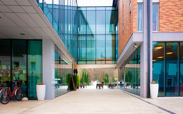 Nowoczesny szklany budynek biblioteki w centrum starego miasta Celje w Słowenii. Złożona architektura zewnętrzna