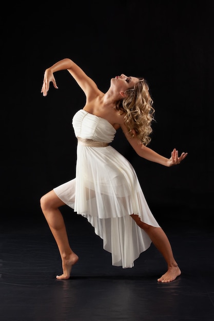 Zdjęcie nowoczesny tancerz baletowy w ruchu