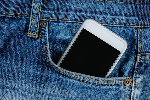 Nowoczesny telefon w kieszeni jeansów z aplikacją z czarnym ekranem
