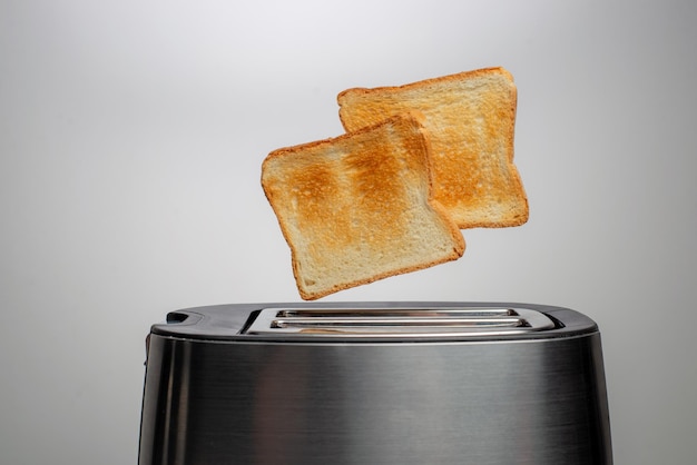 Zdjęcie nowoczesny toster z chrupiącymi kawałkami chleba